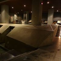 大浴場。階段上に湯船が設置されています