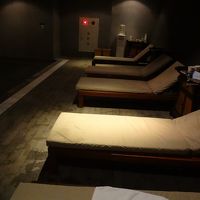 大浴場のデッキチェア。奥に給茶機と雑誌コーナー