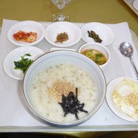 レストランの食事はおいしい。