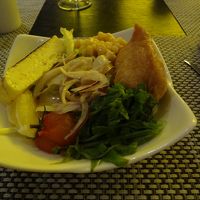 夕食。サラダに稲荷ずしが…。新しさの演出のつもりのようですが