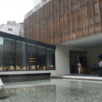 左のガラス張りはカフェ。ディナー後のデザートもここで頂きます