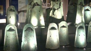 ずらっと並んだ銅鐸と銅剣は圧巻