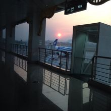 ターミナル２Fから見た夕日