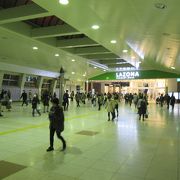 川崎駅西口のショッピングセンター