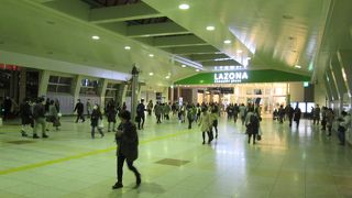 川崎駅西口のショッピングセンター