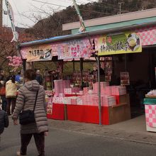 桜グッズの並ぶ土産屋　２