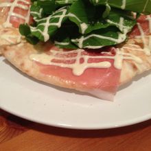 生ハムとロケットのピザ