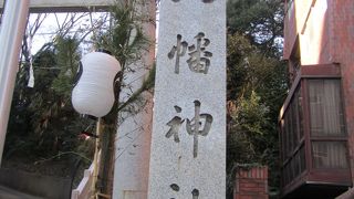 国道一号沿いから急な階段を上ると・・・