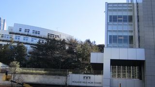 緑地やモダンな建物で目立ちます