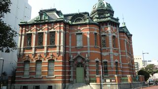 存在感のある赤煉瓦の建物