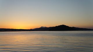 長崎空港から見た朝焼けの大村湾