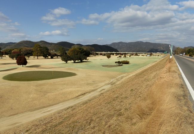 このゴルフ場に福岡城や戦の跡らしきがあるとか？