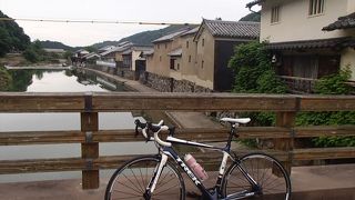 城下町で映画や時代劇に出てきそうな、町並みです。