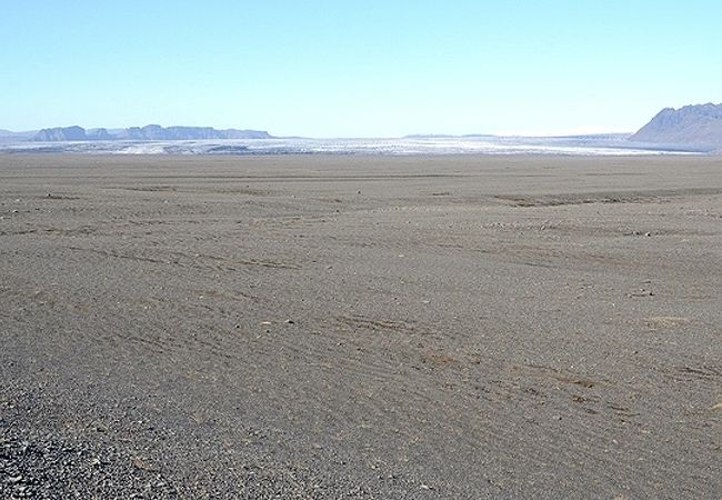 スケイザルアゥル氷河の末端に広がる広大な砂原。