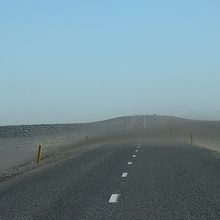 強風時には、砂が１号線を越えて移動して行く様子も見られます。