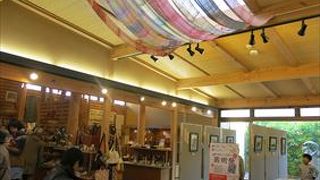 京都授産振興センターが運営する常設店舗で、心のこもった、手作りの品々や京都情報に出会える場として、多くの商品を展示・販売しています。京都らしいデザイン性豊かな品物をぜひ