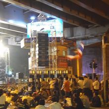 デモ中の駅周辺の状況