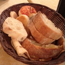 イタリアのパンは塩抜きですから、パサパサ〜。