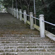 急な階段を登ります。
