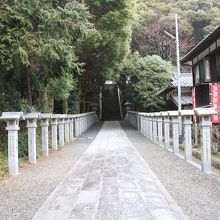 石灯篭が並びます。