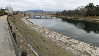 岡山市の中心を流れる旭川の下流に岡山城と後楽園、上流に湯原ダムと温泉