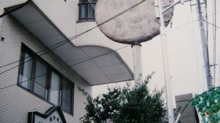 大きな草加煎餅のモニュメント