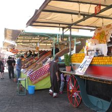 広場の名物オレンジジュースの屋台