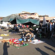 夕刻、露店の準備をする人。