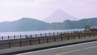 湖面越しに見る開聞岳美しい