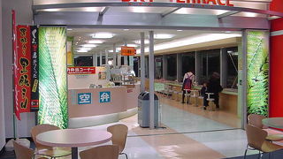 飛行機を見ながら食事ができる