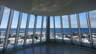 ビル７階分の展望台から、流氷の帯が…