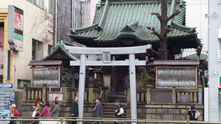 第一京浜沿いにある小さな神社