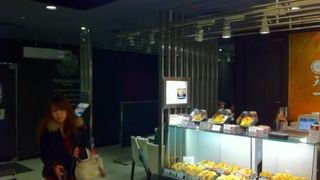 イートインもありますが、狭いです