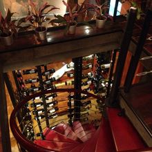 階段とワインの配置が美しい