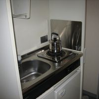 キッチンは、シンクと電熱線のコンロ、冷蔵庫。