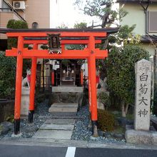 住宅と住宅の間にこじんまりと