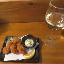 カキフライと白ワイン。