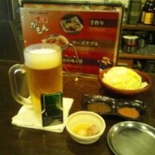 飲み放題の大ジョッキとやみつきキャベツ。