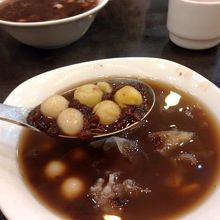 スプーン上の左側のものが白玉、右側のものが蓮の実