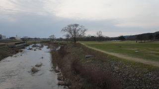 河川敷のゴルフ場のような景色