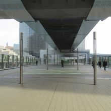 ゆりまもめ「新橋」駅を出ました