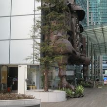 人と比べると大時計の大きさが分かりますね