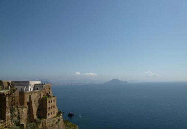 プローチダ島サンミケーレ修道院から絶景です♪