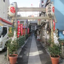 路地のような参道脇には飲み屋が並びます