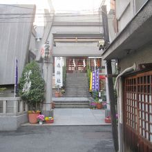 短い参道をぬけると…