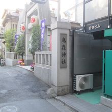 社殿の横にも飲み屋がずらりと並びます