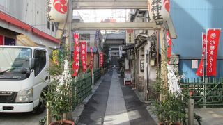 飲み屋の並ぶ参道って凄い！