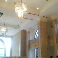 クリーム系の落ち着けるロビー