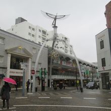 「元町商店街」のシンボル、「フェニックスアーチ」です