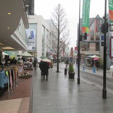 そこの角を曲がると…